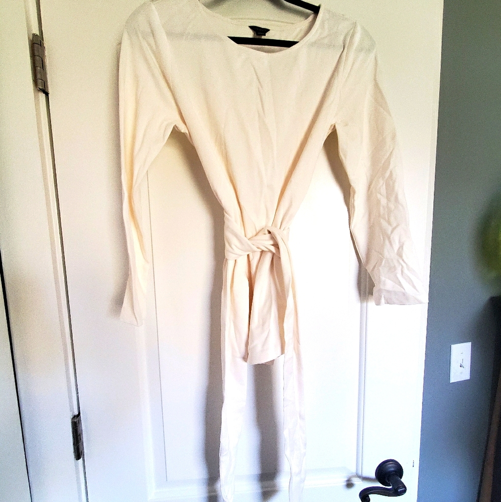 Classic scoop neck shirt with tie waist
